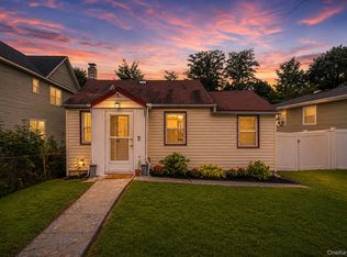 86 Woodycrest Dr, Farmingville, NY 11738