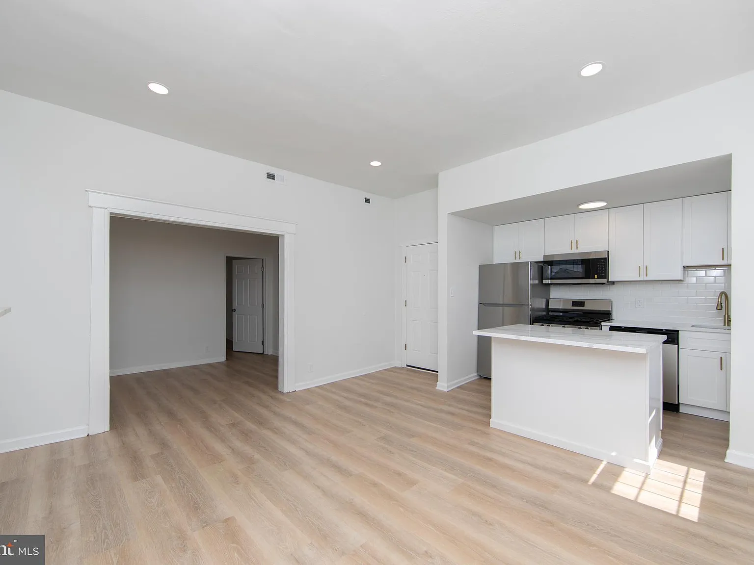 1 bed, 875 sqft, $1,995 — Photo 3