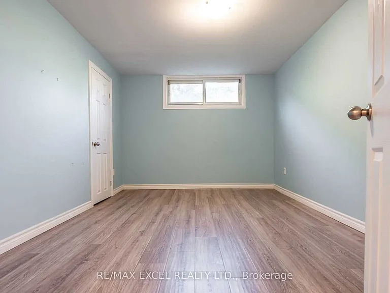 899 Glen St — Photo 9