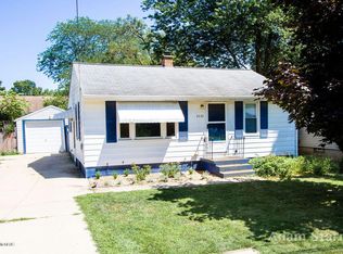 4046 Hillsdale Ave NE, Grand Rapids, MI 49525