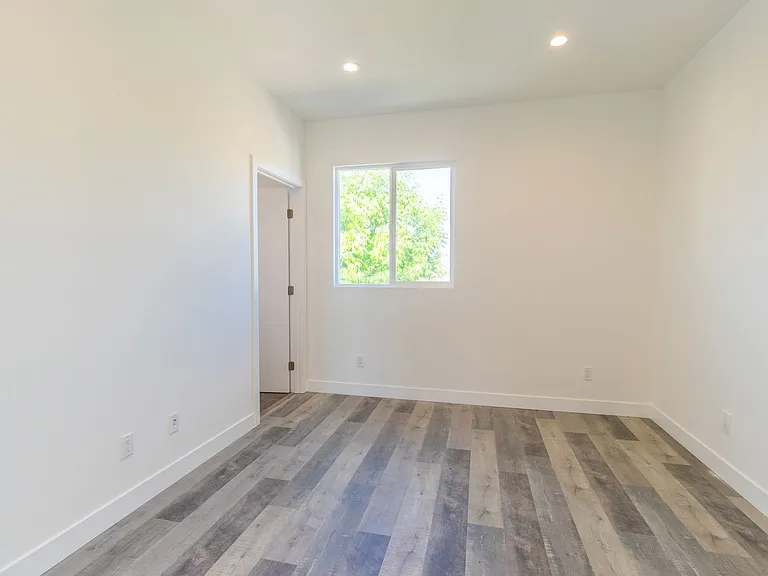 5142 Riverton Ave — Photo 10