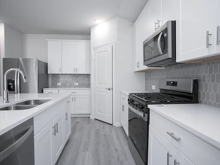 404 Castle Rd — Photo 8