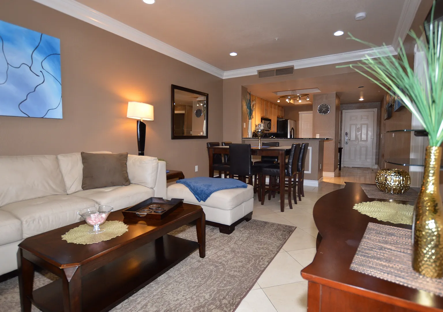 Meridian Furnished 2 Bdr /2 Bath Luxury Condo - Resort Style Living, 1-1/2 Blocks From The Heart ... — Photo 4