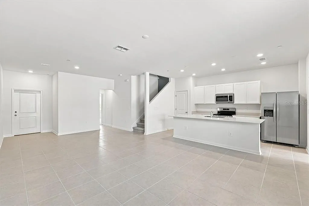 4 bed, 2.5 bath, 2000 sqft, $2,575 — Photo 2