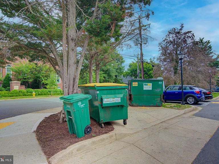 2100 N Scott St #106 — Photo 32