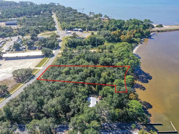 29 N Bayshore Dr, Eastpoint, FL 32328