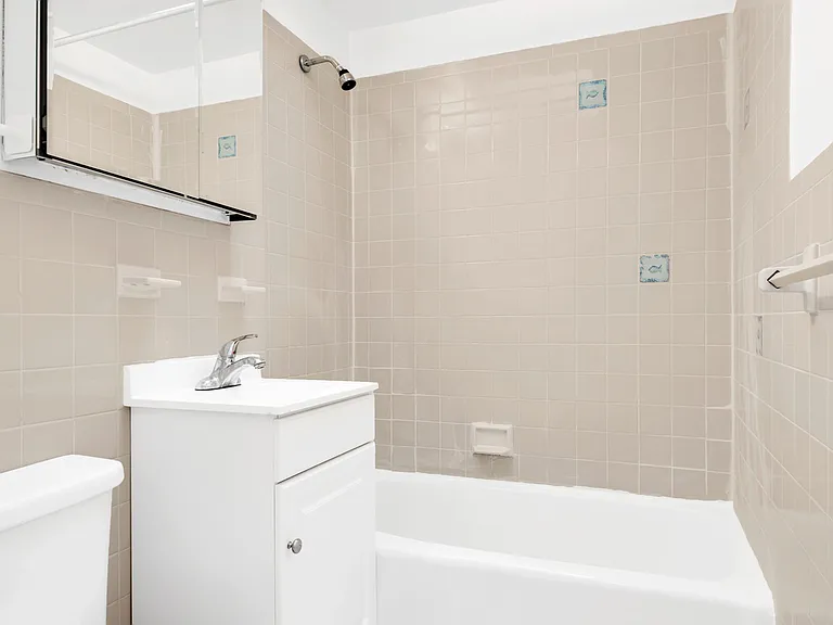 426 W 49th St #5D — Photo 6