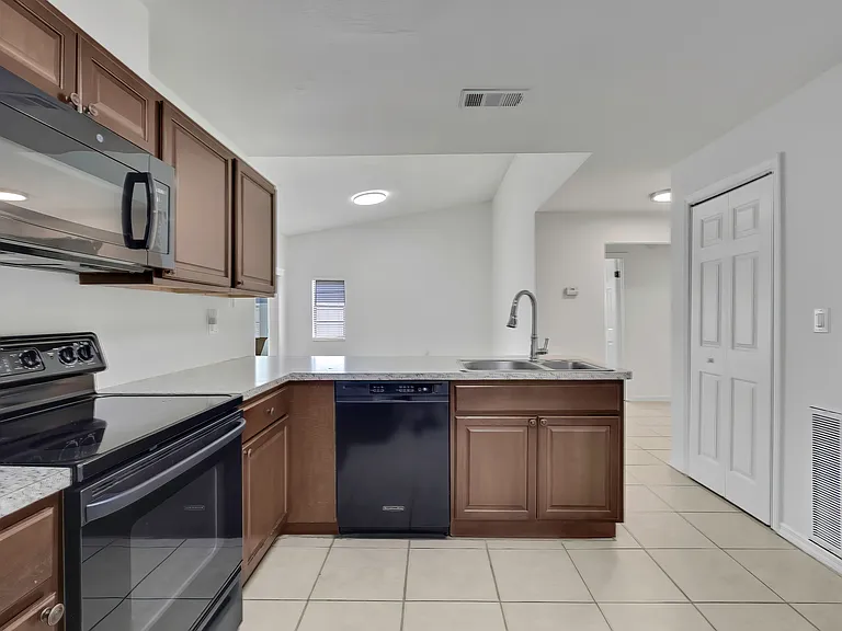 8053 Canterbury St — Photo 3