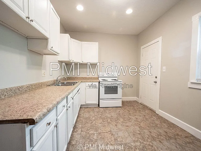 411 W 40th St — Photo 10
