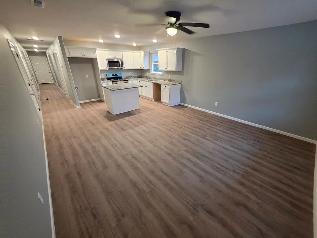 3 bed, 2.0 bath, 1200 sqft, $1,350 — Photo 2