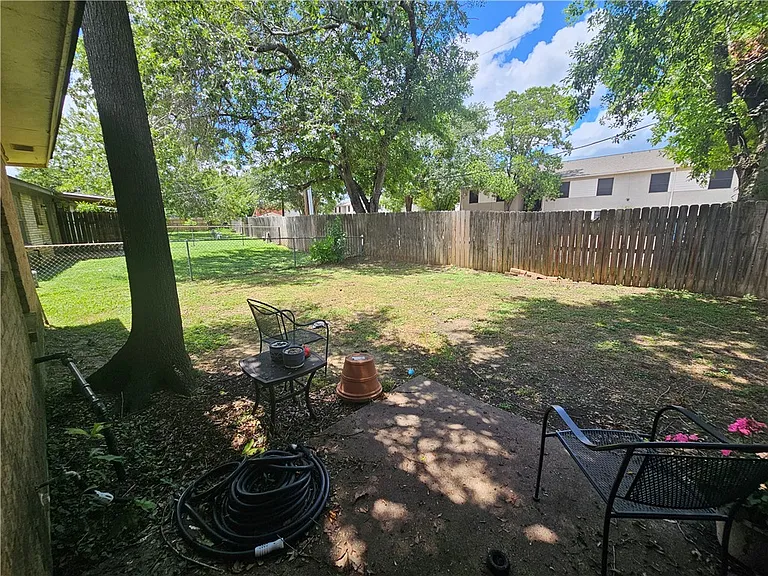 1529 Hillside Dr — Photo 9