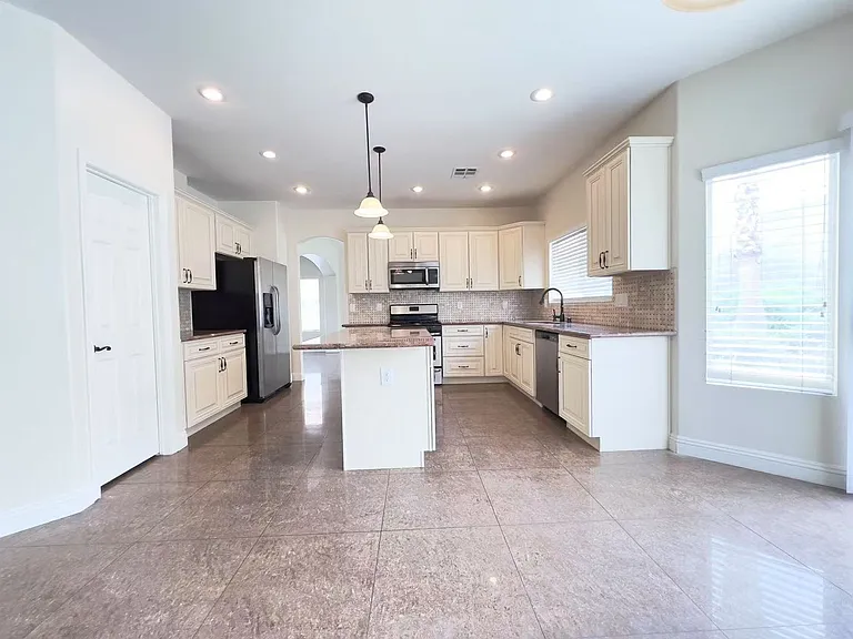 2019 Silverton Dr — Photo 6