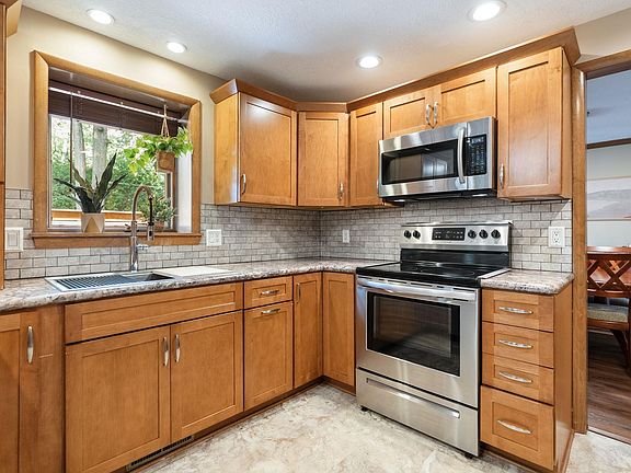 3rd image of 6027 Landover Pl