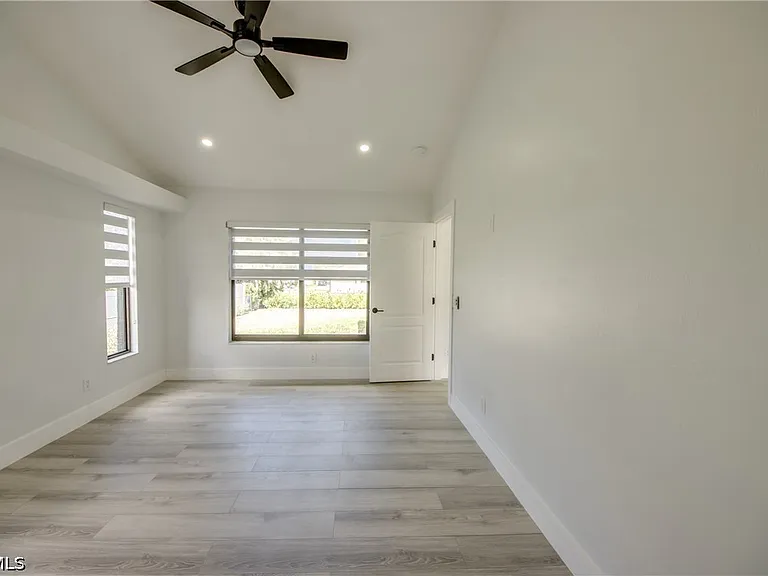 412 NE 17th Pl — Photo 23