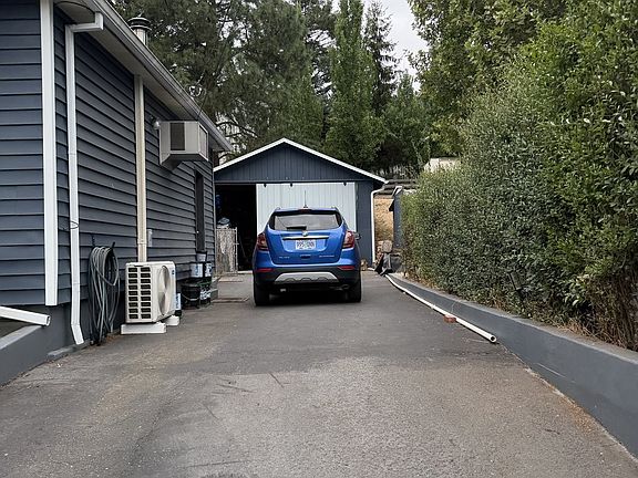 4th image of 1038 N Myrtle Rd