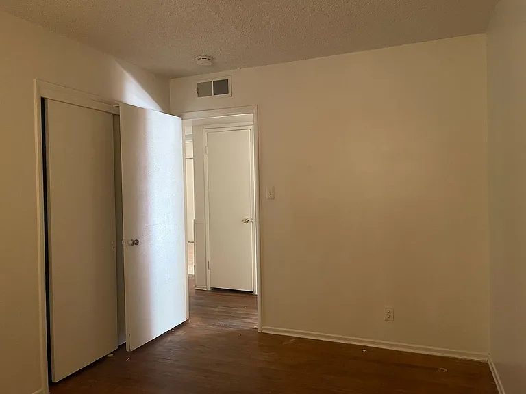 711 E Fountain Way — Photo 4