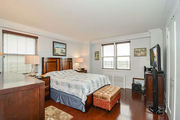 Sold by Robert E. Hill  | media 24