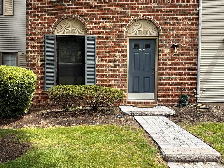 246 Hampshire Ct — Photo 1