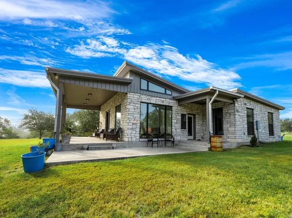 7915 County Road 203, Beeville, TX 78102