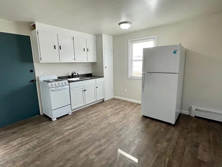 1220 Lore Ln — Photo 4