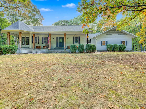 16555 N McCauley Ln, Mount Vernon, IL 62864