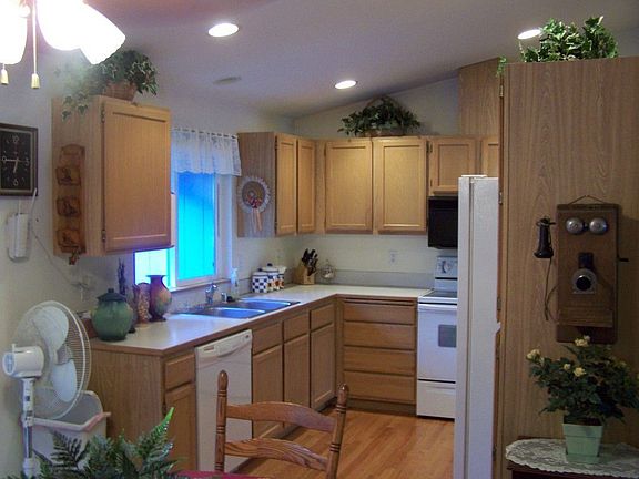 3rd image of 6211 73rd Pl NE