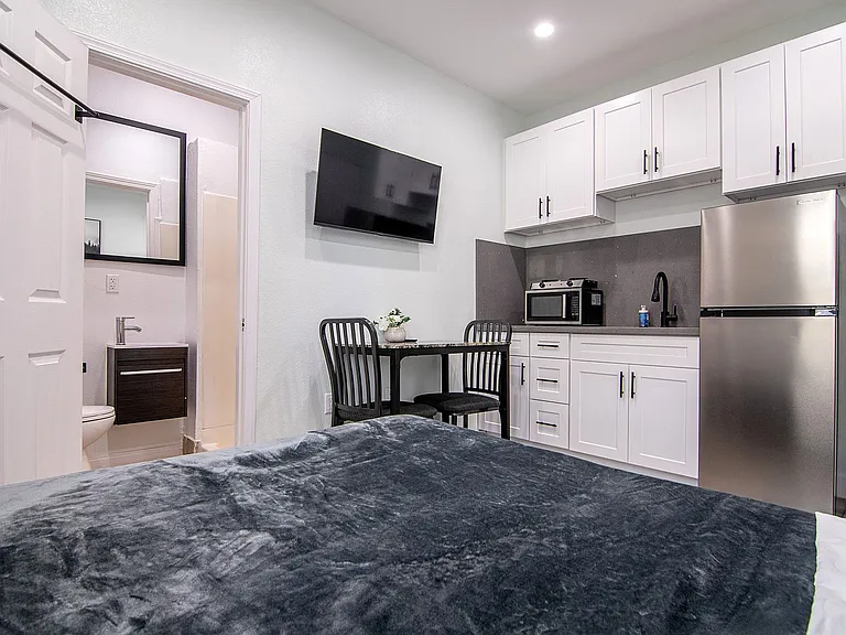 Michigan Avenue Apartments — Photo 37