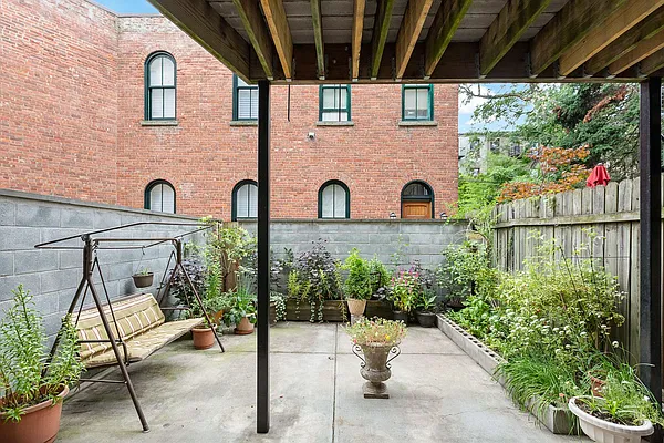 Sold by Nestseekers | media 15