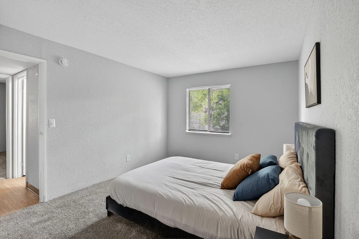 2 bed, 1.0 bath, 9913 sqft, $2,310 — Photo 4