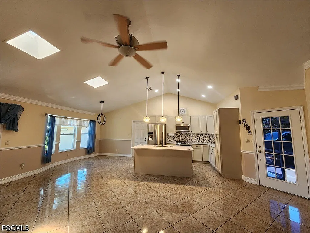 3 bed, 2.0 bath, 1221 sqft, $3,000 — Photo 1