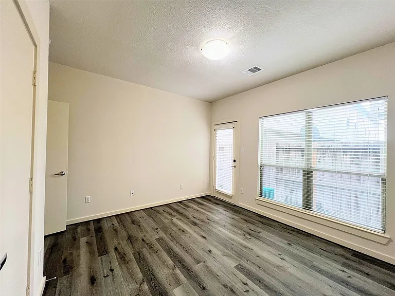 1126 Bonner St — Photo 4