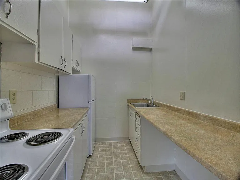 Park West Apartments — Photo 11