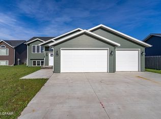 3128 44th Ave S, Grand Forks, ND 58201