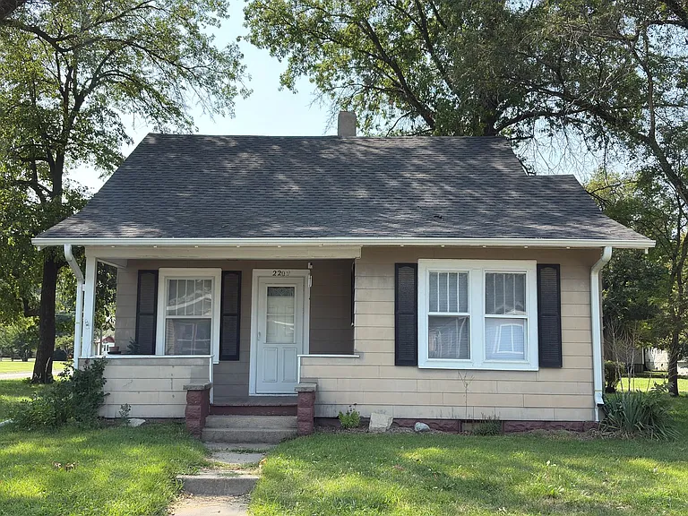 2209 Hawthorne Ave — Photo 1