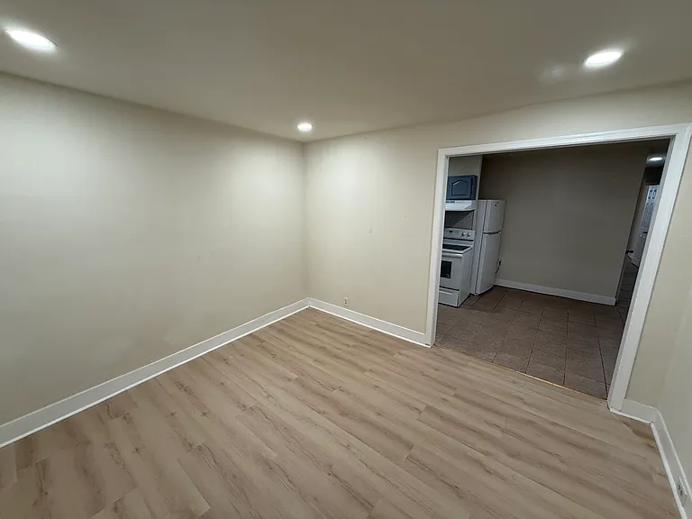 2 bed, 1.0 bath, 520 sqft, $1,300 — Photo 13