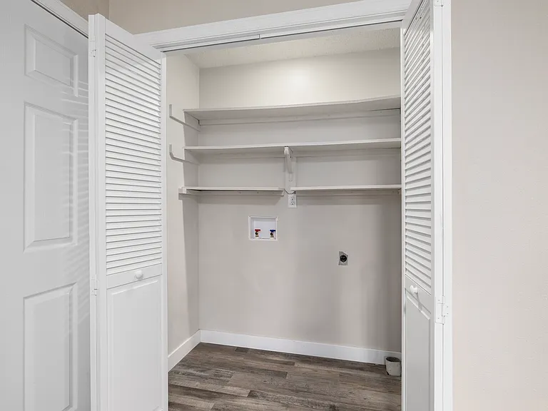 1824 N Hillcrest Ave — Photo 10