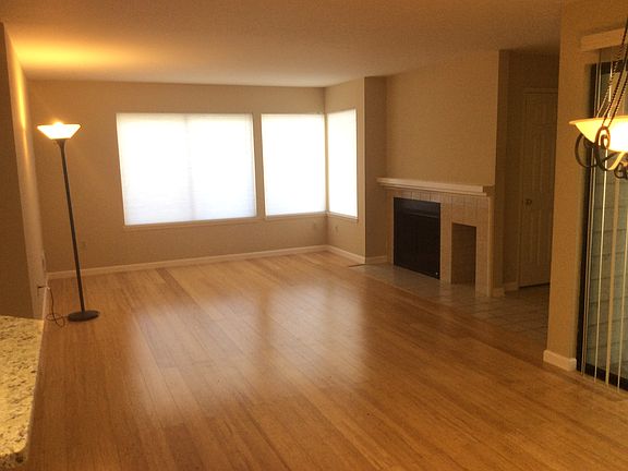 4th image of 1372 Bellevue Way NE APT 5