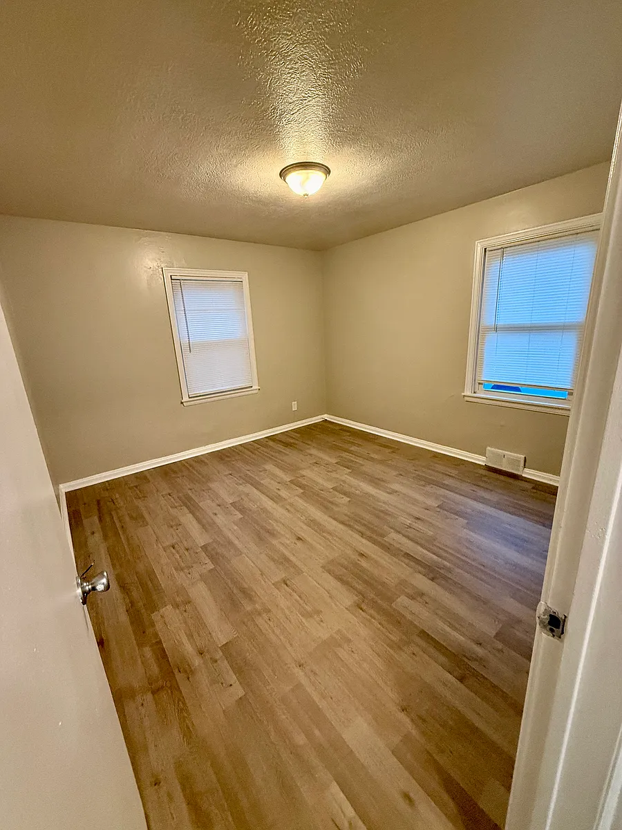 Building Photo - 5252 Pine Tree Ln