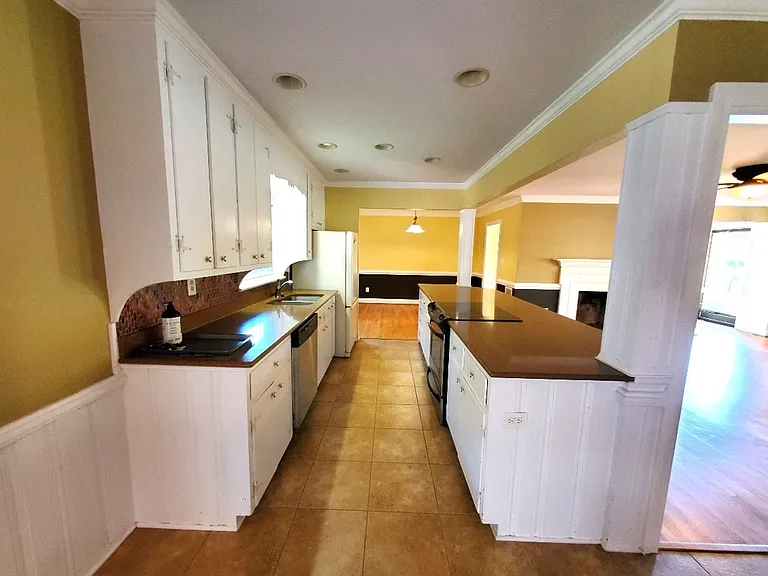 1601 Hopkins Dr — Photo 4