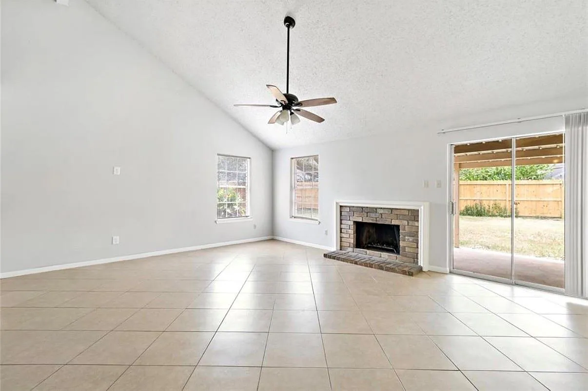 3 bed, 2.0 bath, 1240 sqft, $1,950 — Photo 2
