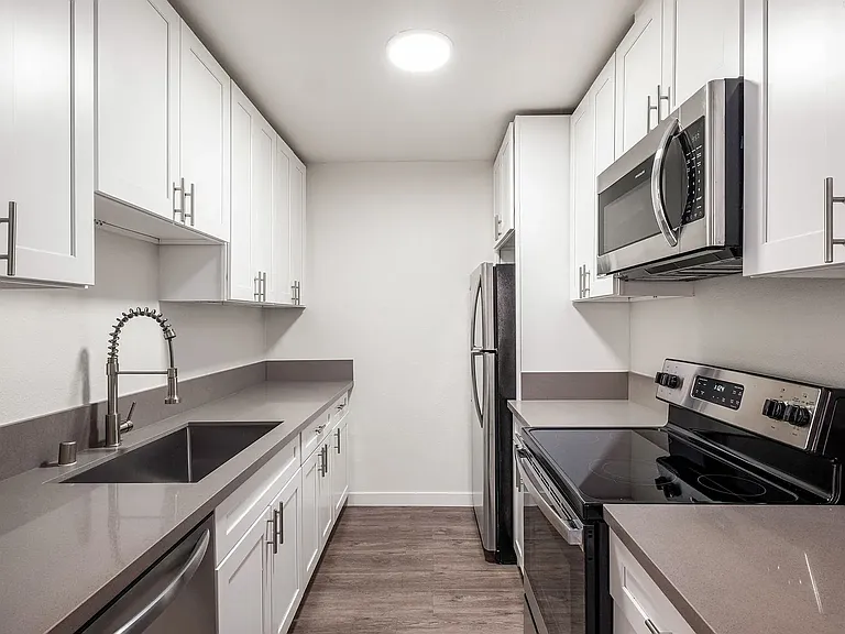 982 Menlo Ave #E214 — Photo 3