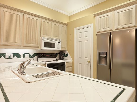 3rd image of 404 Canary Ave