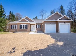 808 Rainbow Dr, Schenectady, NY 12303