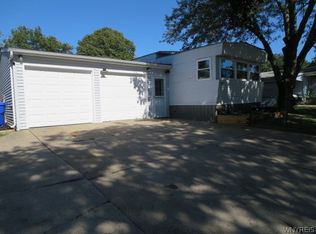 72 W Canyon Dr, Hamburg, NY 14075