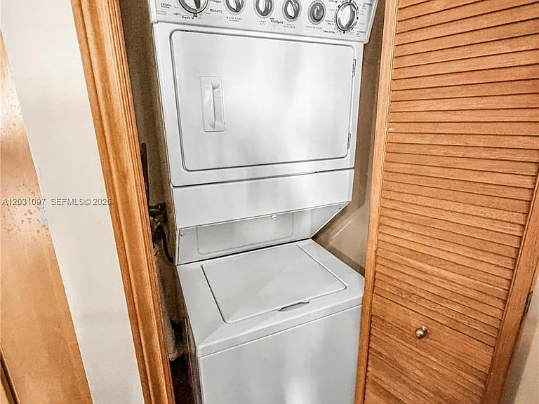1800 NE 114th St #1607 — Photo 11