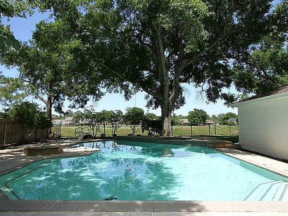 Large Pool with no back neighbors!