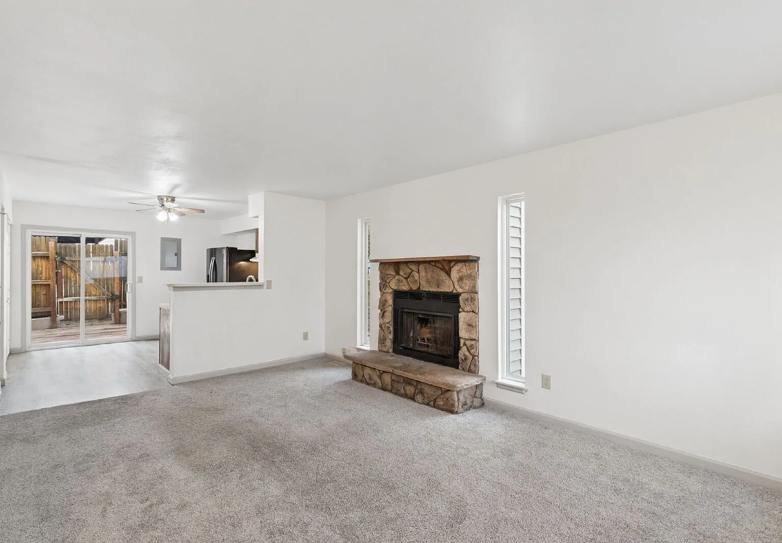 2 bed, 1.5 bath, 992 sqft, $1,595 — Photo 4