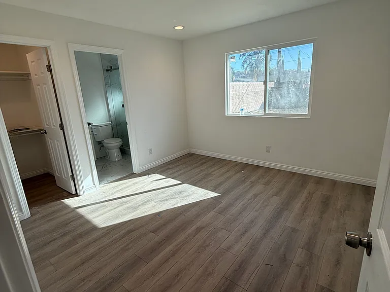 562 E Myrtle Ave — Photo 8