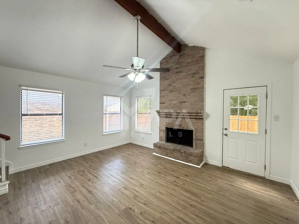 3 bed, 2.5 bath, 1421 sqft, $2,100 — Photo 4