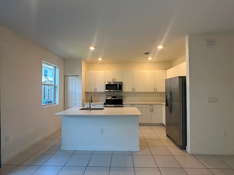 2616 SE 10th St #10 — Photo 3